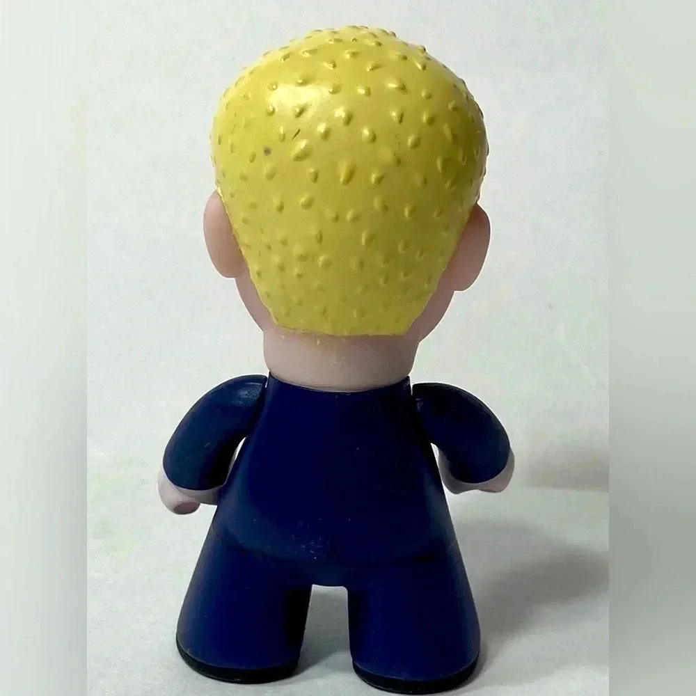 Doctor Who - Titans Vinyl Figure - The  Editor - Picture 4 of 5